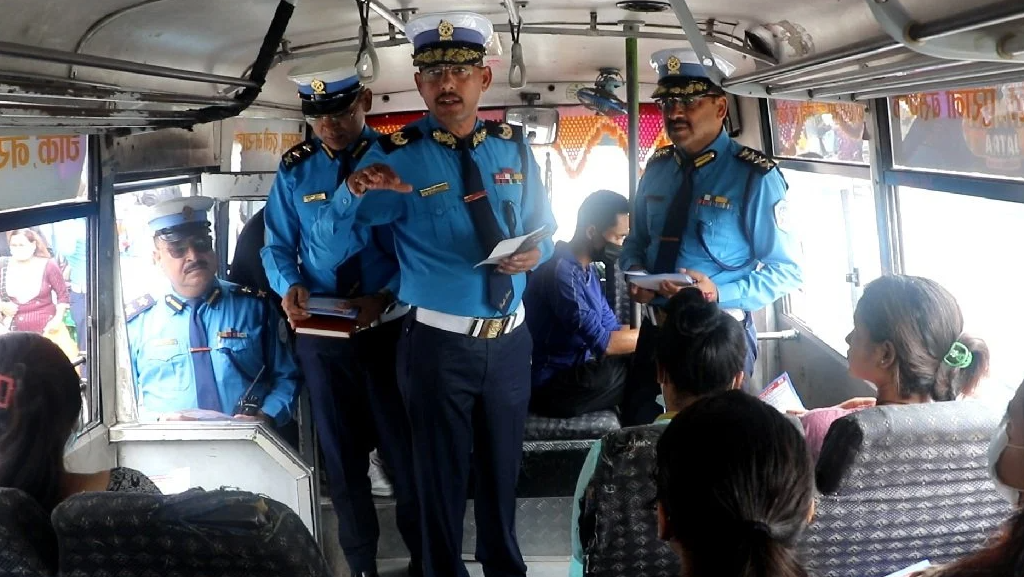 काठमाडौं उपत्यकामा ट्राफिक प्रहरीले सुरु गर्‍यो ‘यात्रुसँग दुई मिनेटʼ कार्यक्रम